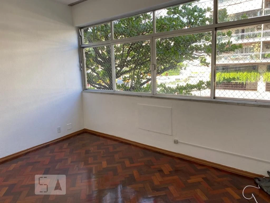 Wood or laminate floors in a 2-bedroom apartment, 78 m² — photo 5