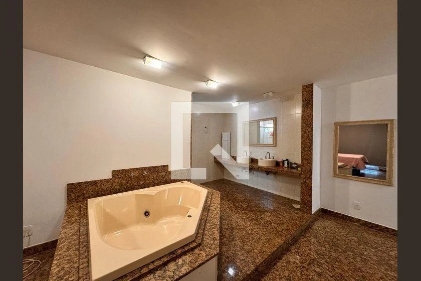 4 quartos e banheira: apartamento de 233 m² — photo 31