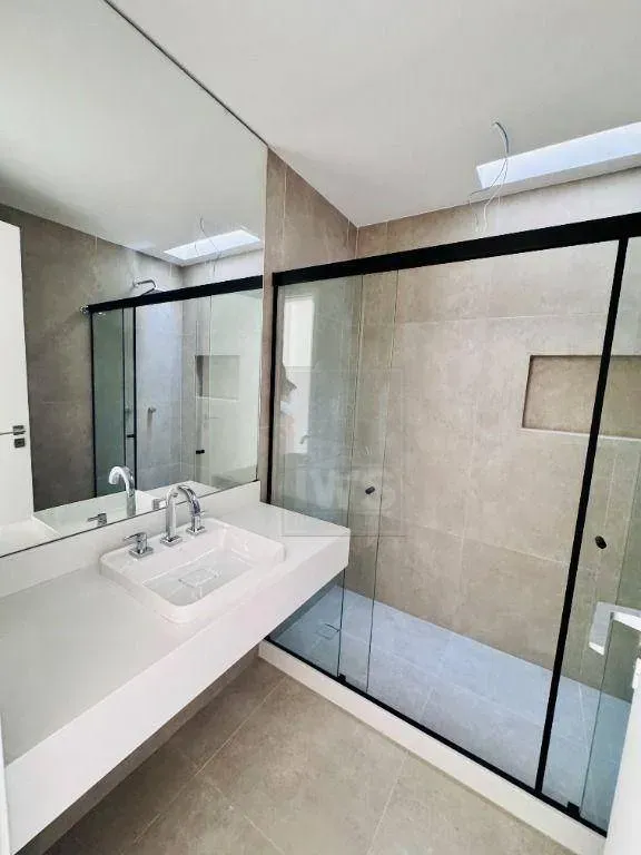 Modern house with 5 en-suite bedrooms and air conditioning — photo 33