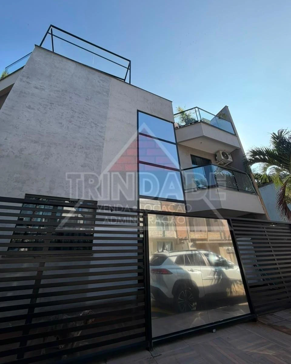 Casa com cozinha integrada a fogão a gás e coifa — photo 21
