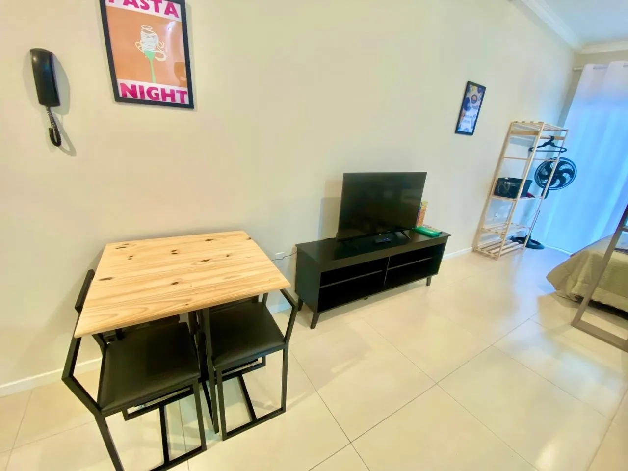 Furnished 1-bedroom apartment with open-plan kitchen — photo 5