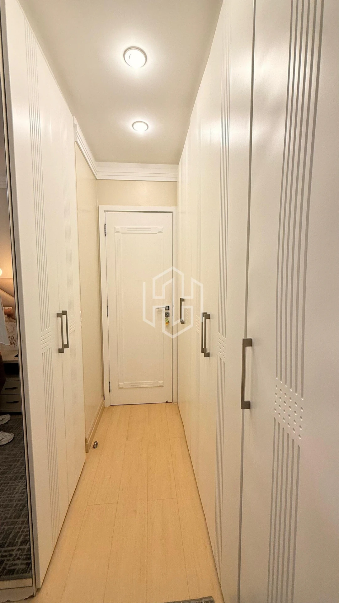 Furnished apartment, 162 m², with floor-to-ceiling windows — photo 29