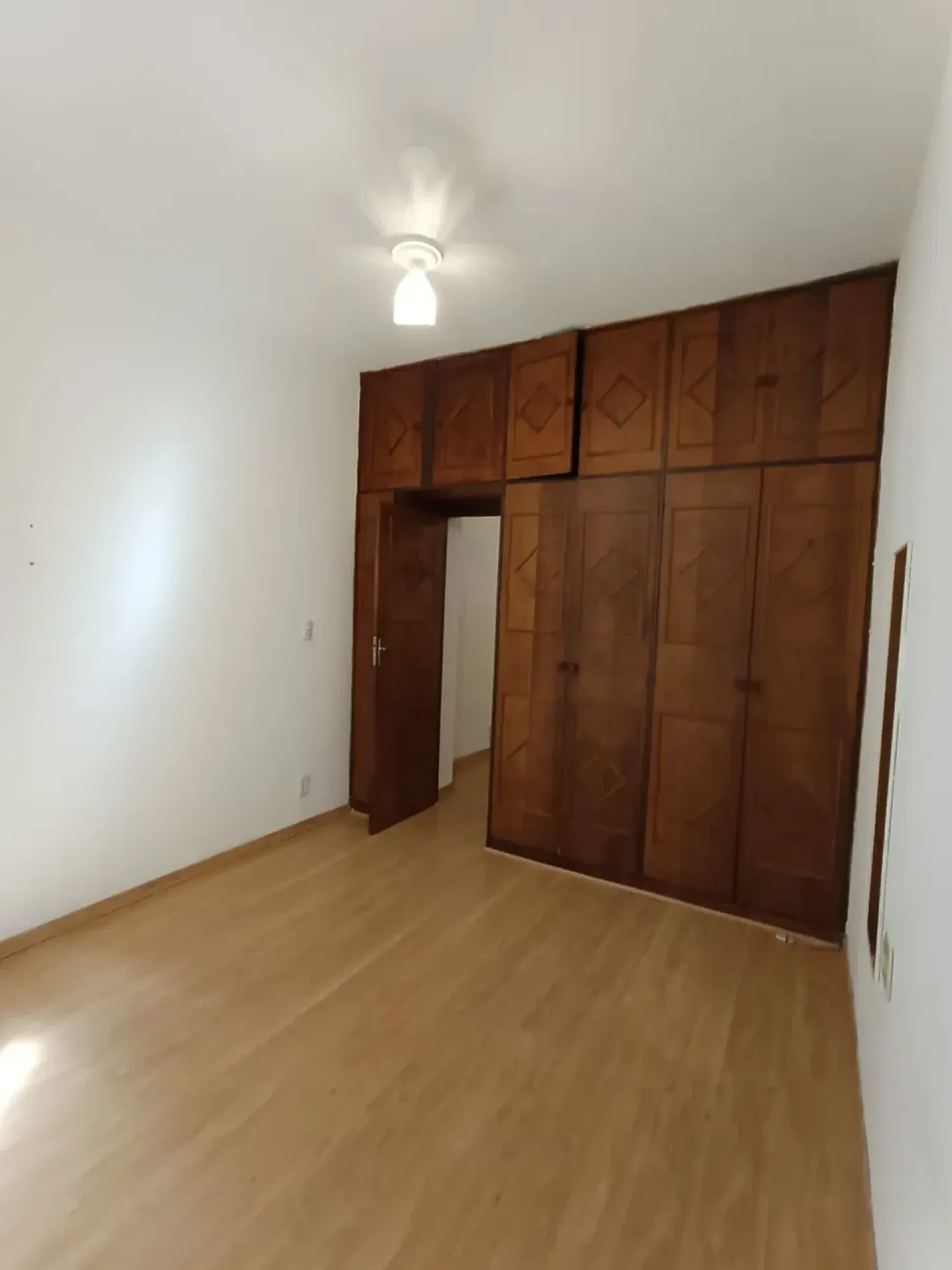 One-bedroom apartment with wood or laminate floors — photo 2