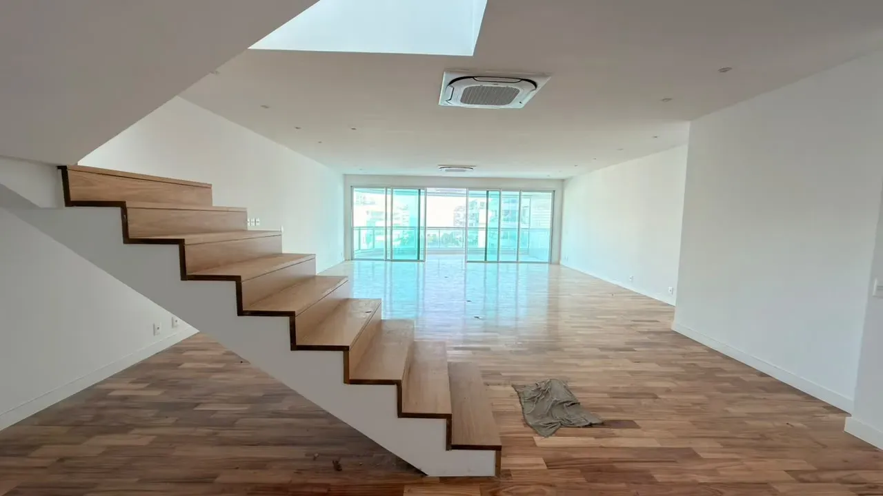 575 m² apartment with 5 en-suite bedrooms and glass balcony — photo 11