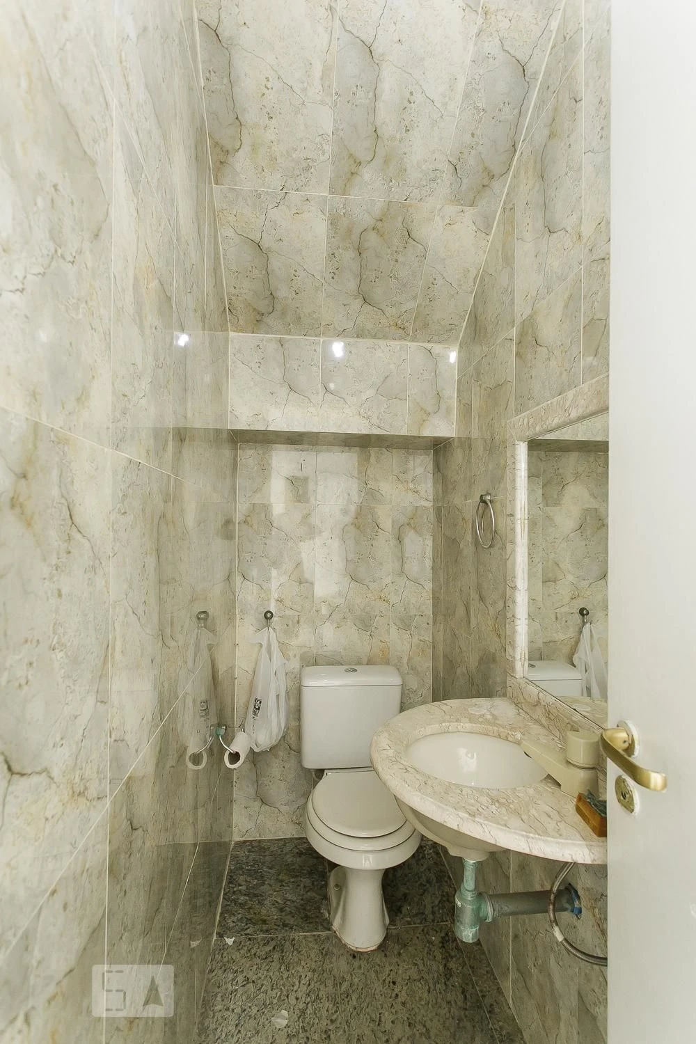 4-bedroom house with a bathtub — photo 36