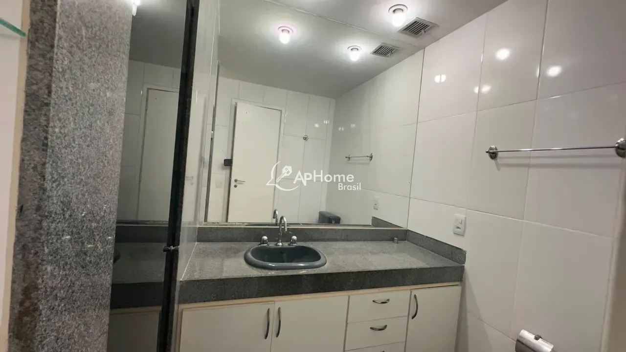 Unfurnished 4-bedroom apartment with glassed-in balcony — photo 13