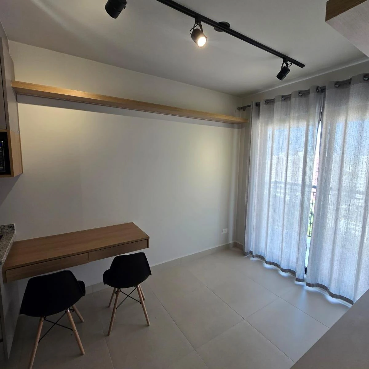 One-bedroom apartment in a building with a gym — photo 8