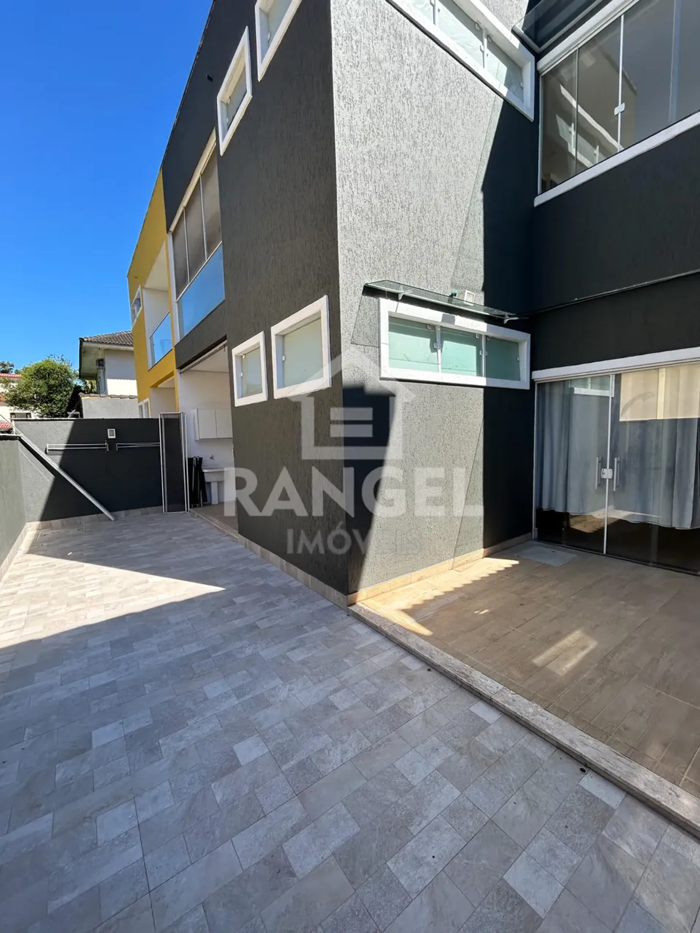 House, 350 m², with a grill on the balcony — photo 12
