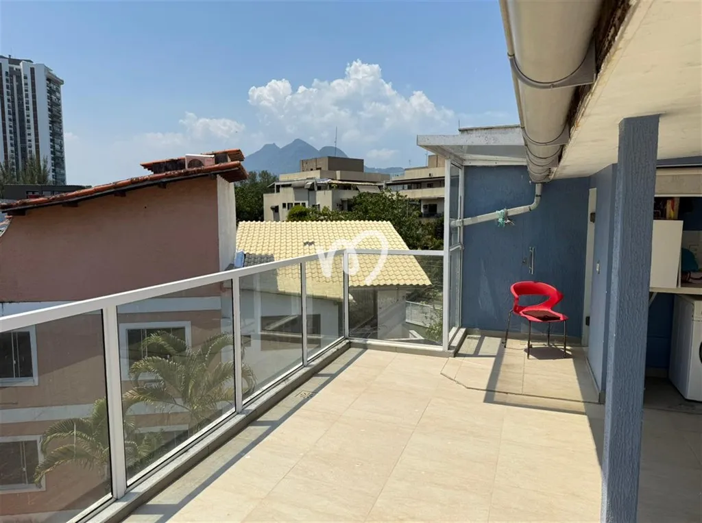 Balcony with a grill in a 5-bedroom house, 280 m² — photo 18