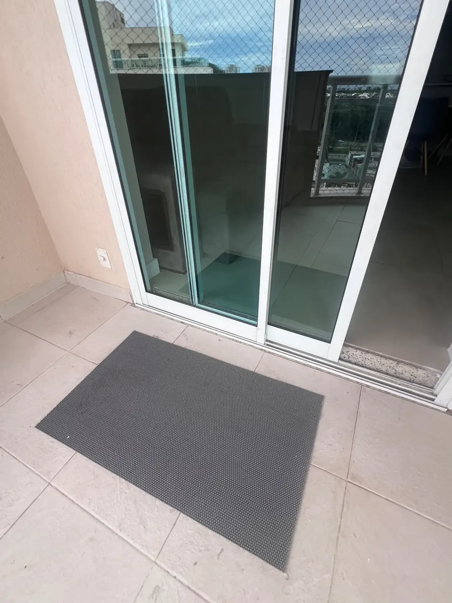 Apartment on the 10th floor with a grill on the balcony — photo 54