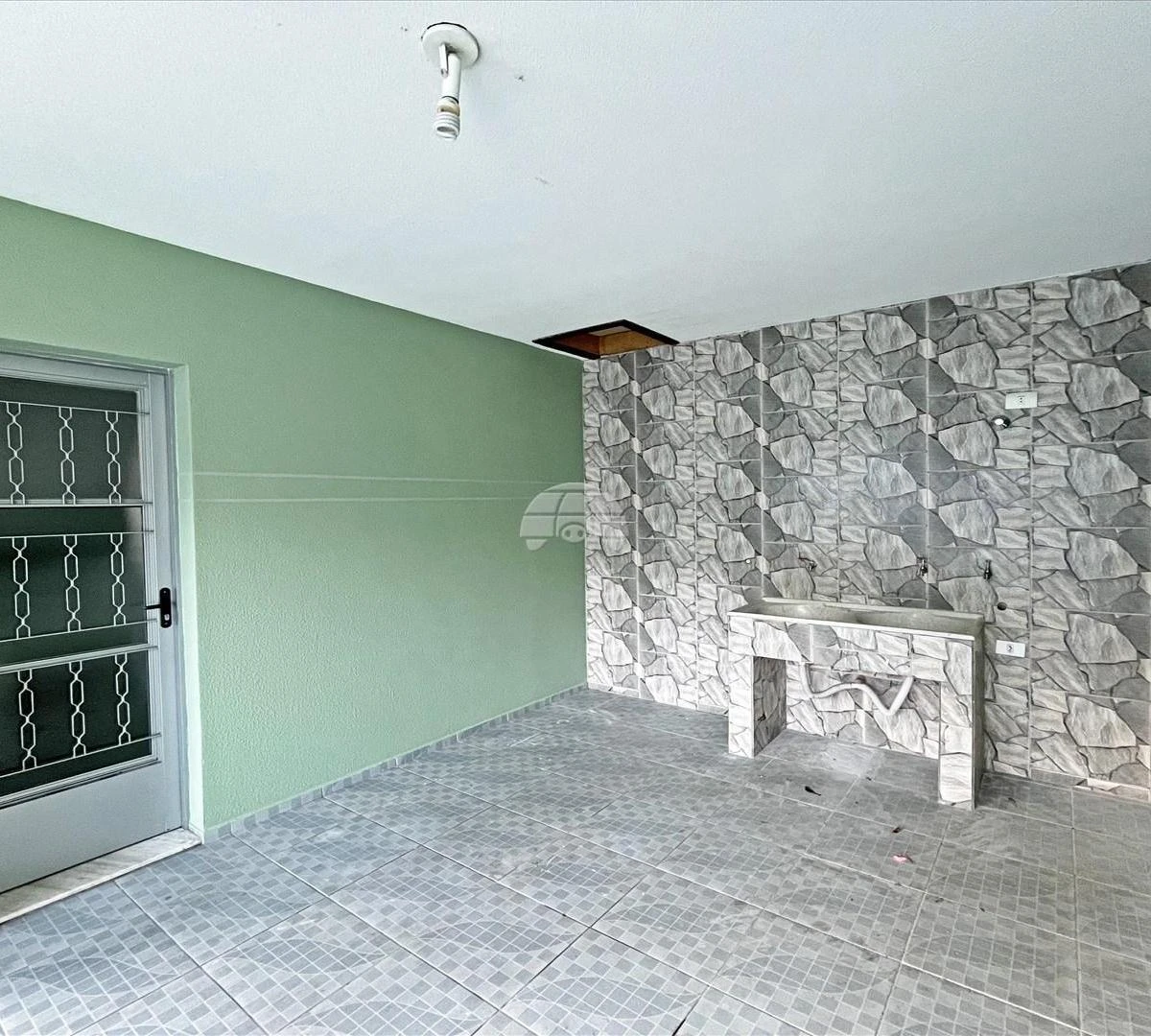 Wood or laminate floors in a 3-bedroom house, 126 m² — photo 14