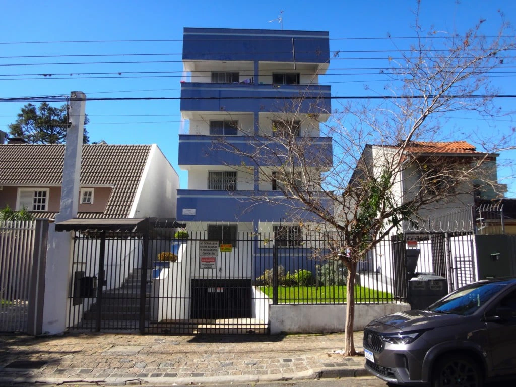 Balcony with a grill in a one-bedroom apartment, 72 m² — photo 6