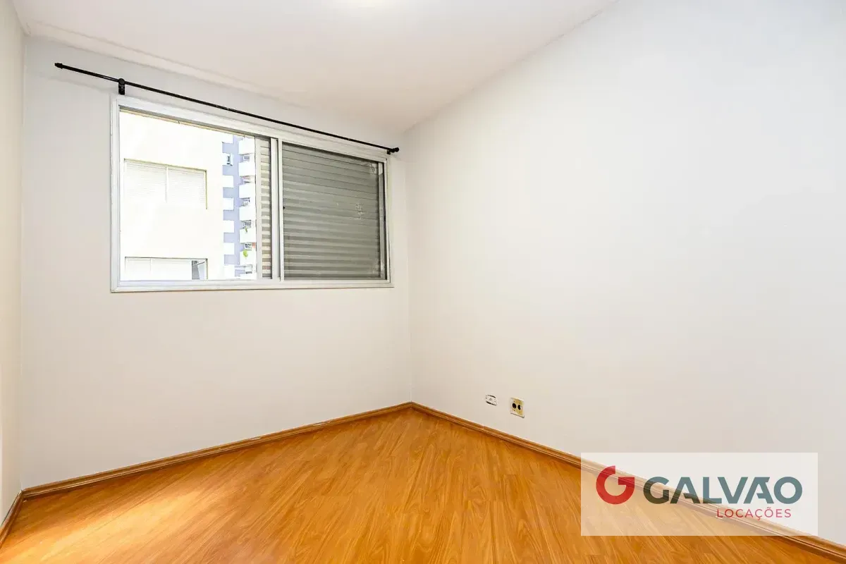 2-bedroom apartment with wood or laminate floors — photo 12