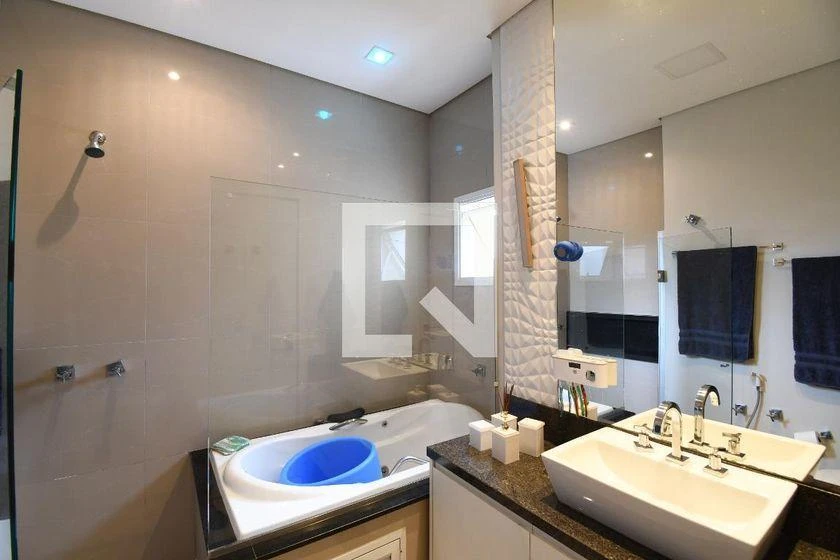 Furnished apartment, 185 m², with a bathtub — photo 23