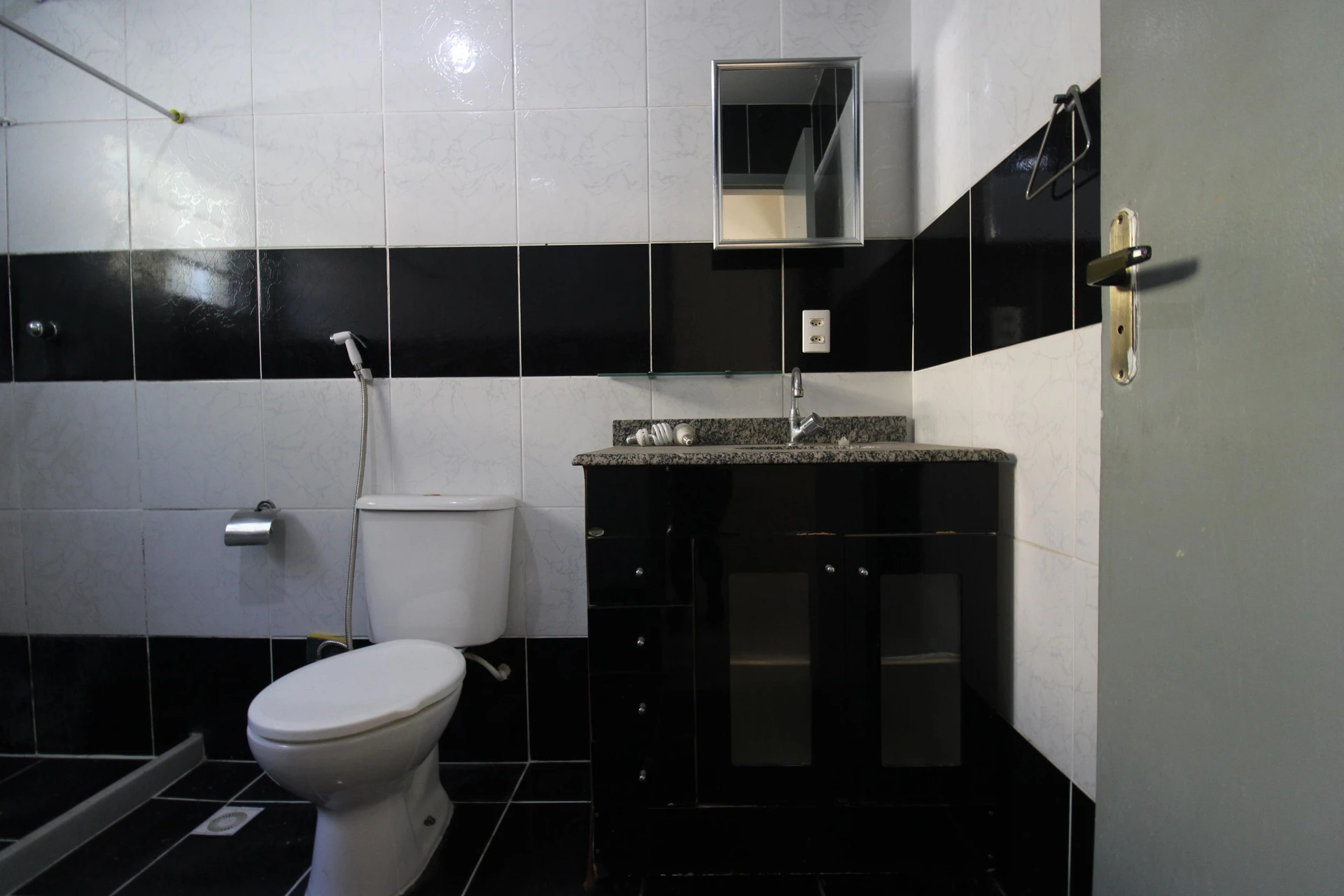 Unfurnished house with 3 bedrooms, 2 bathrooms and garden — photo 17
