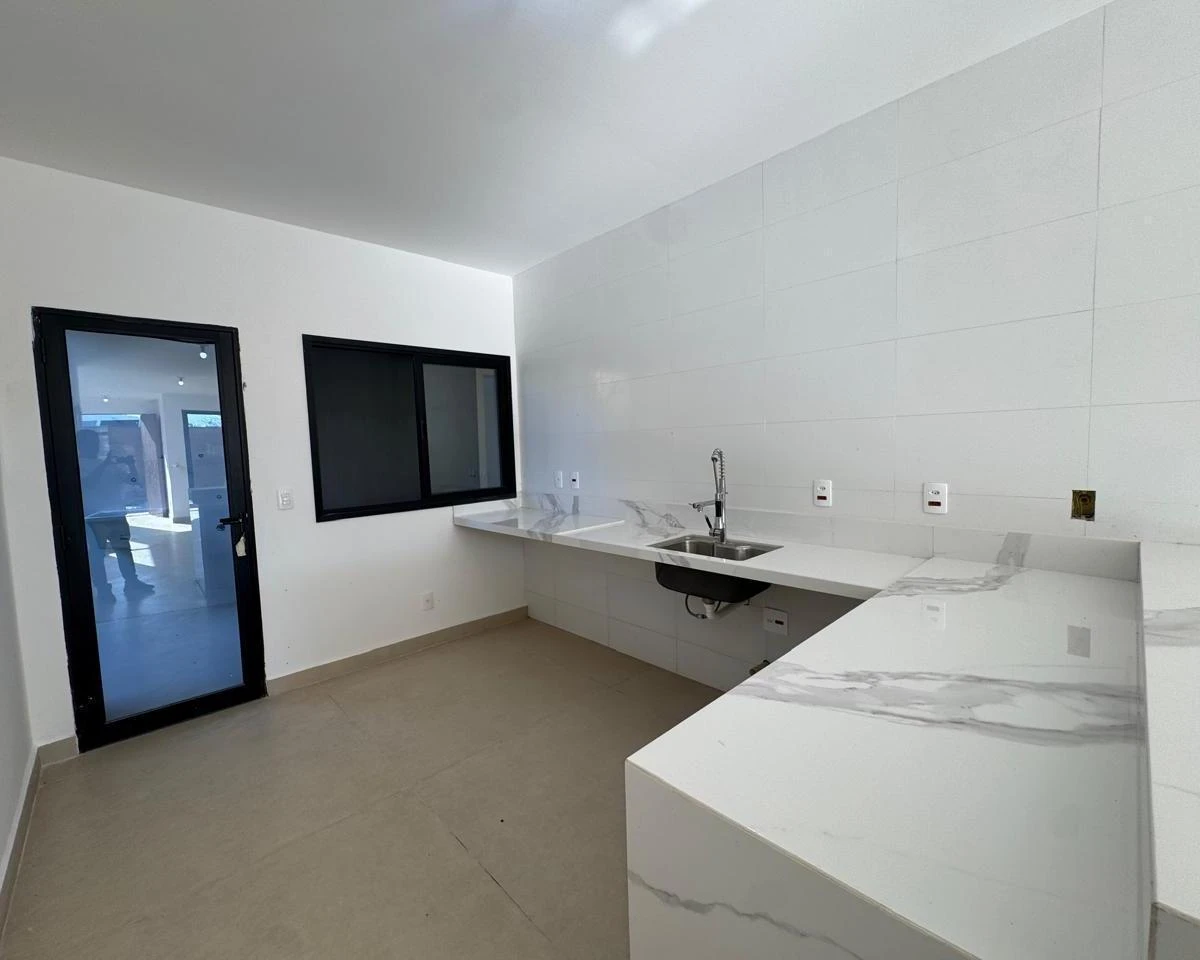 House, 240 m², with a glass-enclosed balcony — photo 2