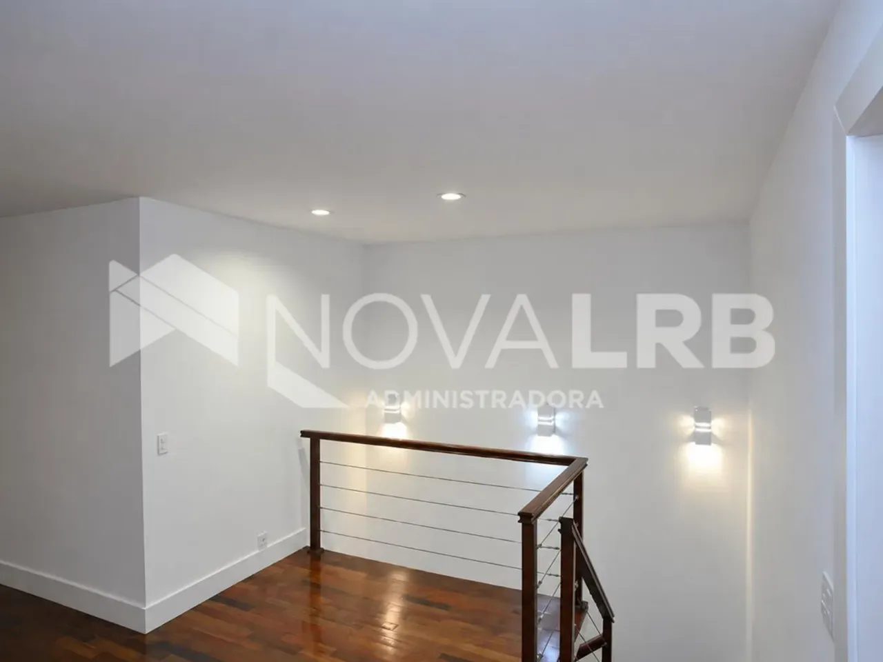 4-bedroom apartment with enclosed glass balcony — photo 17