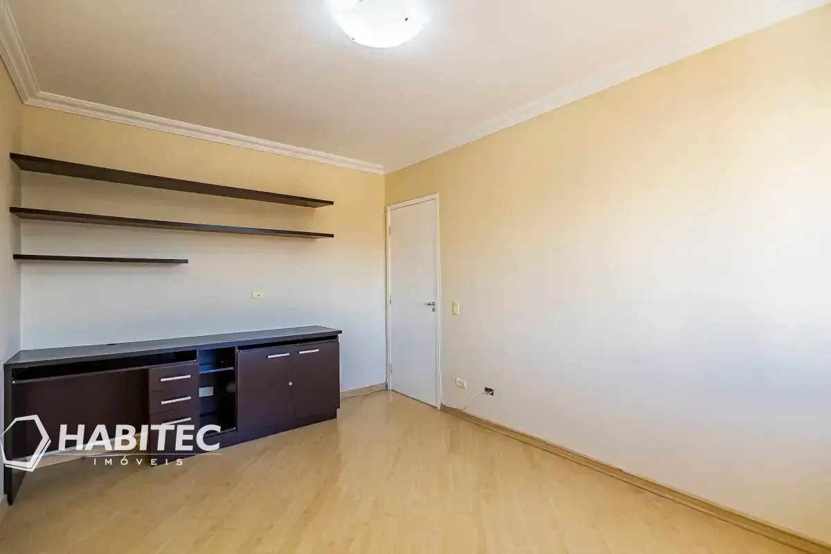 4-bedroom apartment with 2 bathrooms and a balcony — photo 18