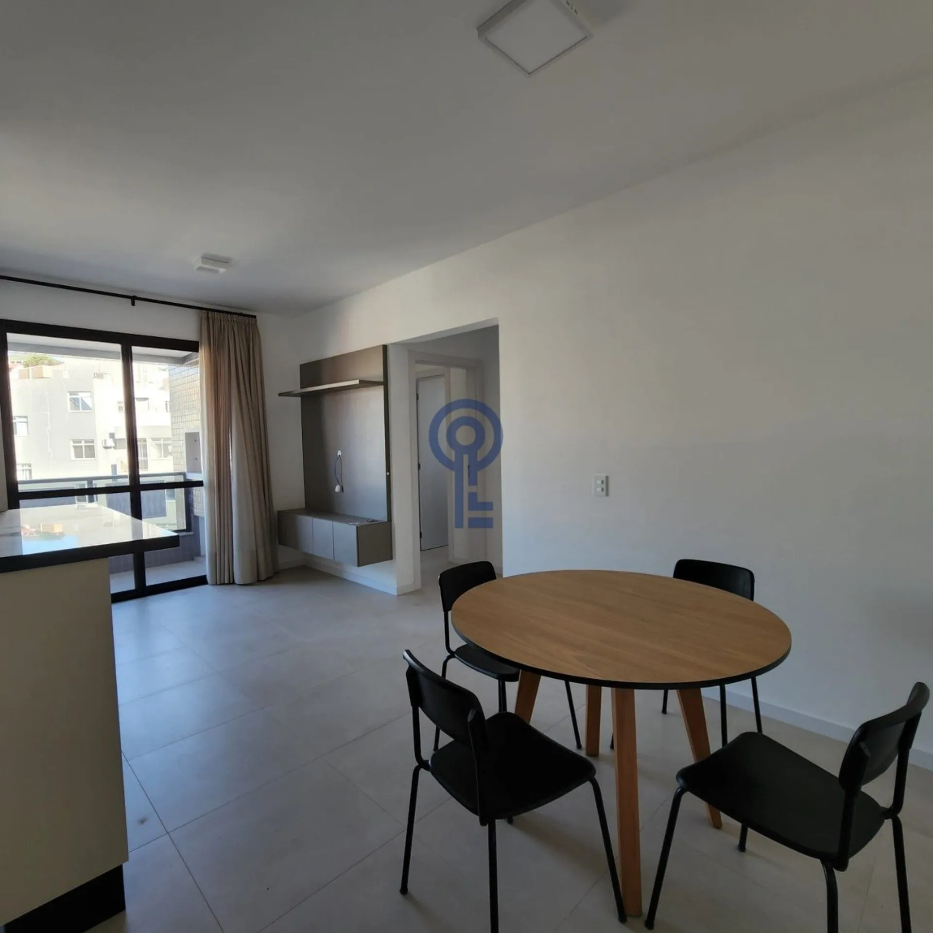 Квартира с 2 спальнями и застеклённой лоджией, 75 м²