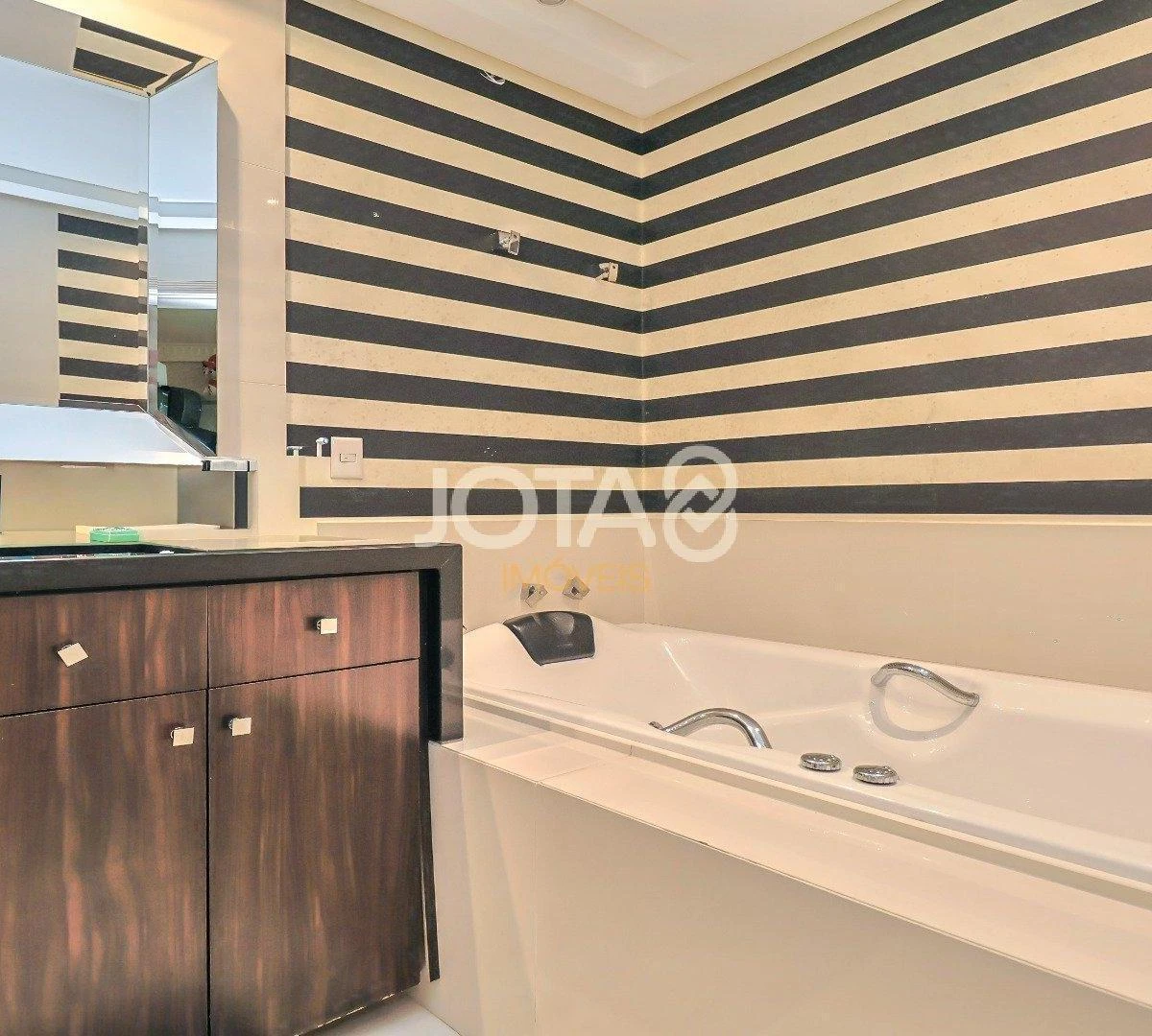 House with 5 suites, 8 baths and 6 parking spaces — photo 21