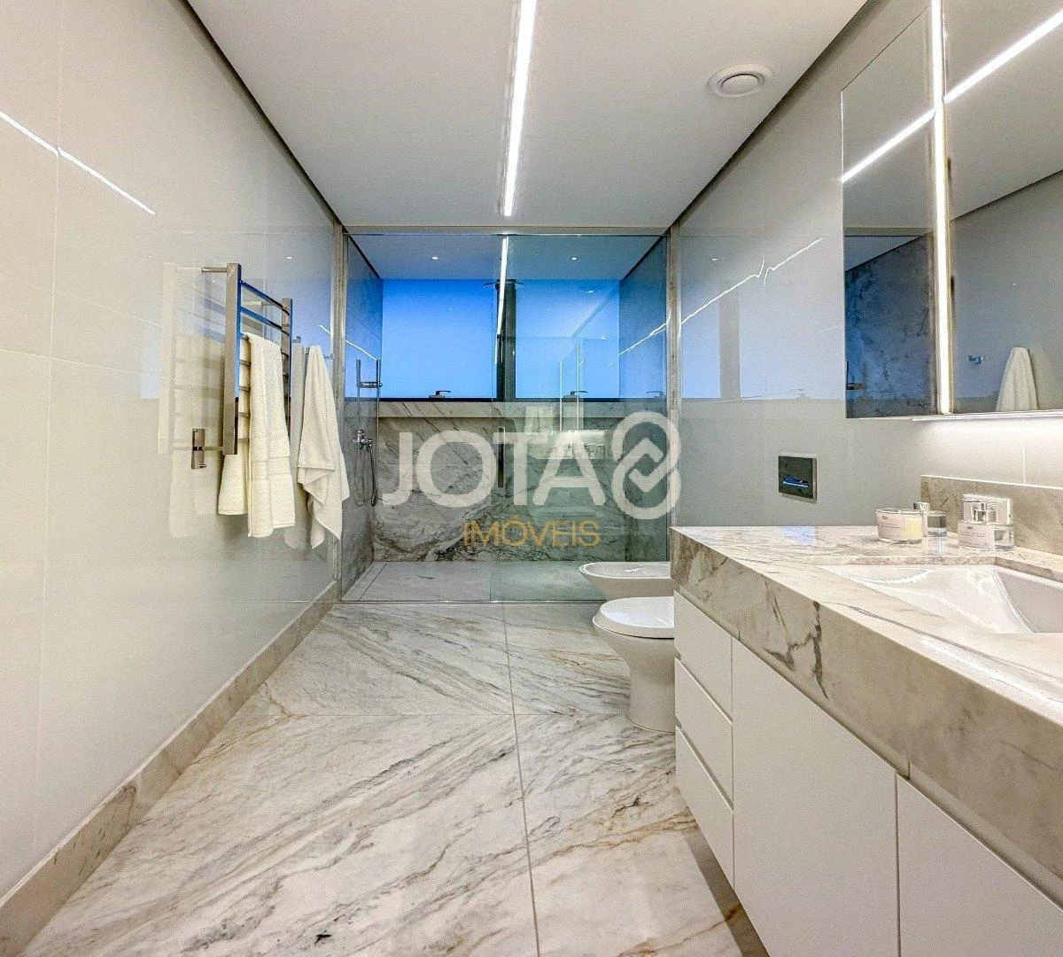 Furnished 195 m² apartment with 2 en-suite bedrooms — photo 7