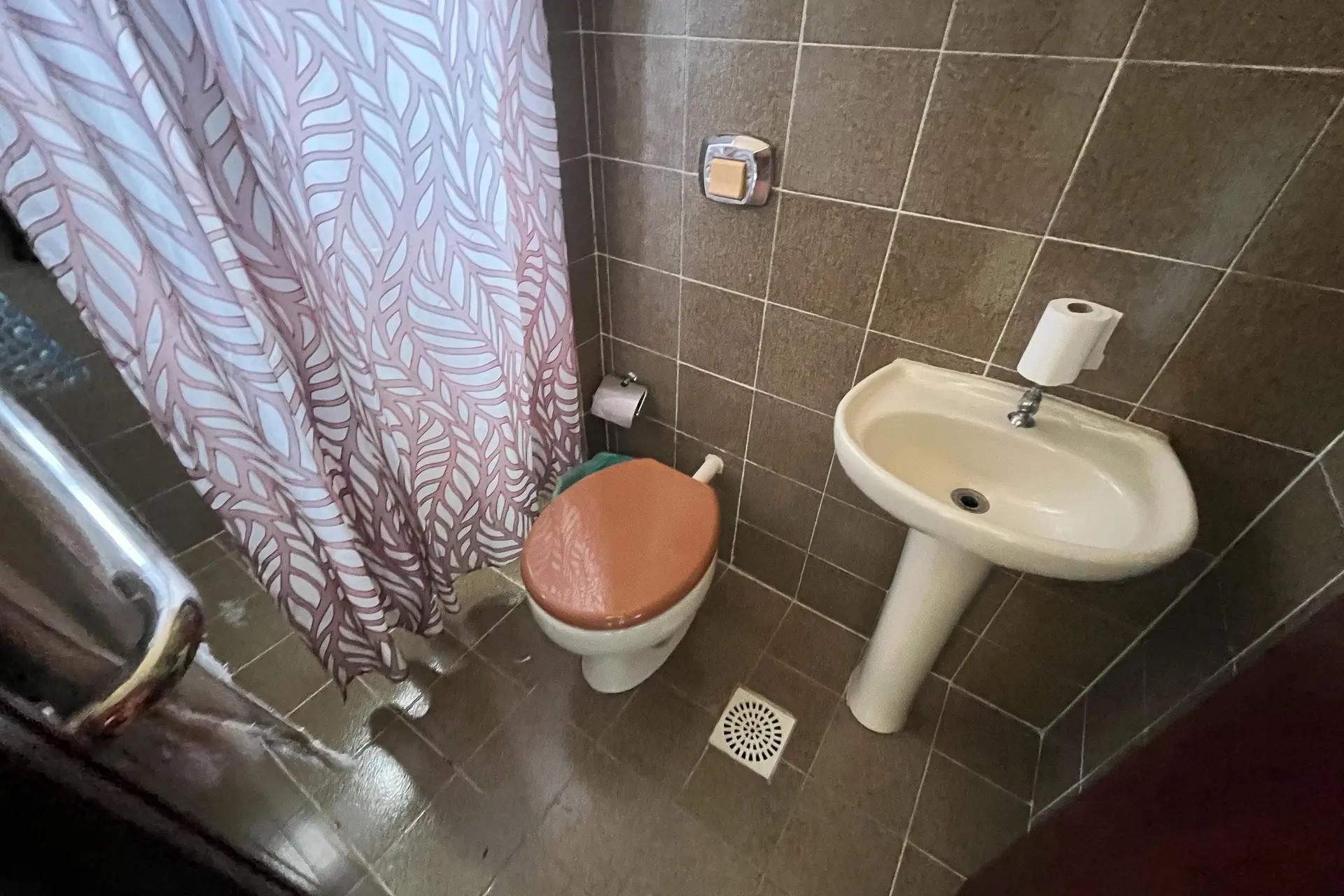 Furnished 3-bedroom apartment with laundry area — photo 42