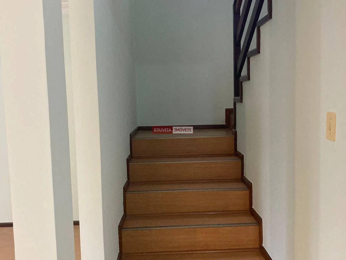 4-bedroom house with a glass-enclosed balcony — photo 22