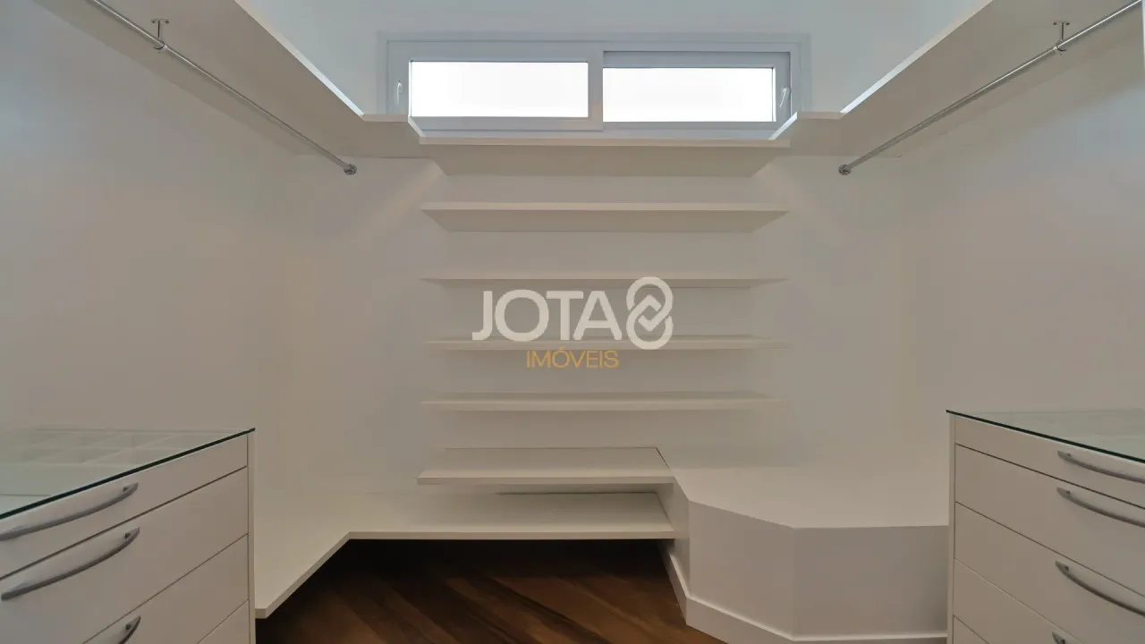 House with 5 bedrooms and a balcony in 370 m² — photo 18