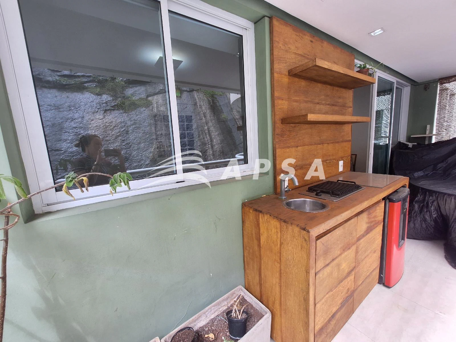 Balcony with a grill in a 2-bedroom apartment, 98 m² — photo 12
