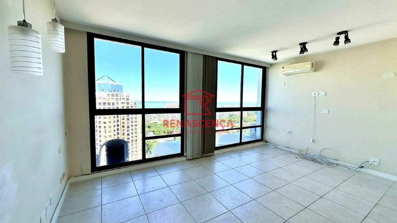 Apartment with 3 bedrooms and a balcony with floor-to-ceiling windows — photo 16
