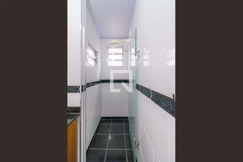Apartamento de 1 quarto com box de vidro no banheiro — photo 17