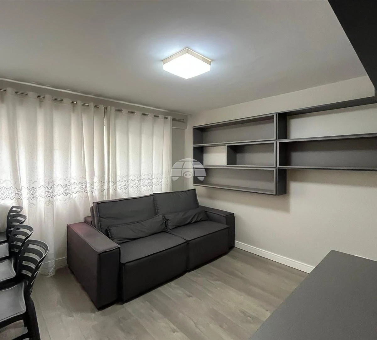 Furnished 1-bedroom apartment with open-plan gas kitchen — photo 8