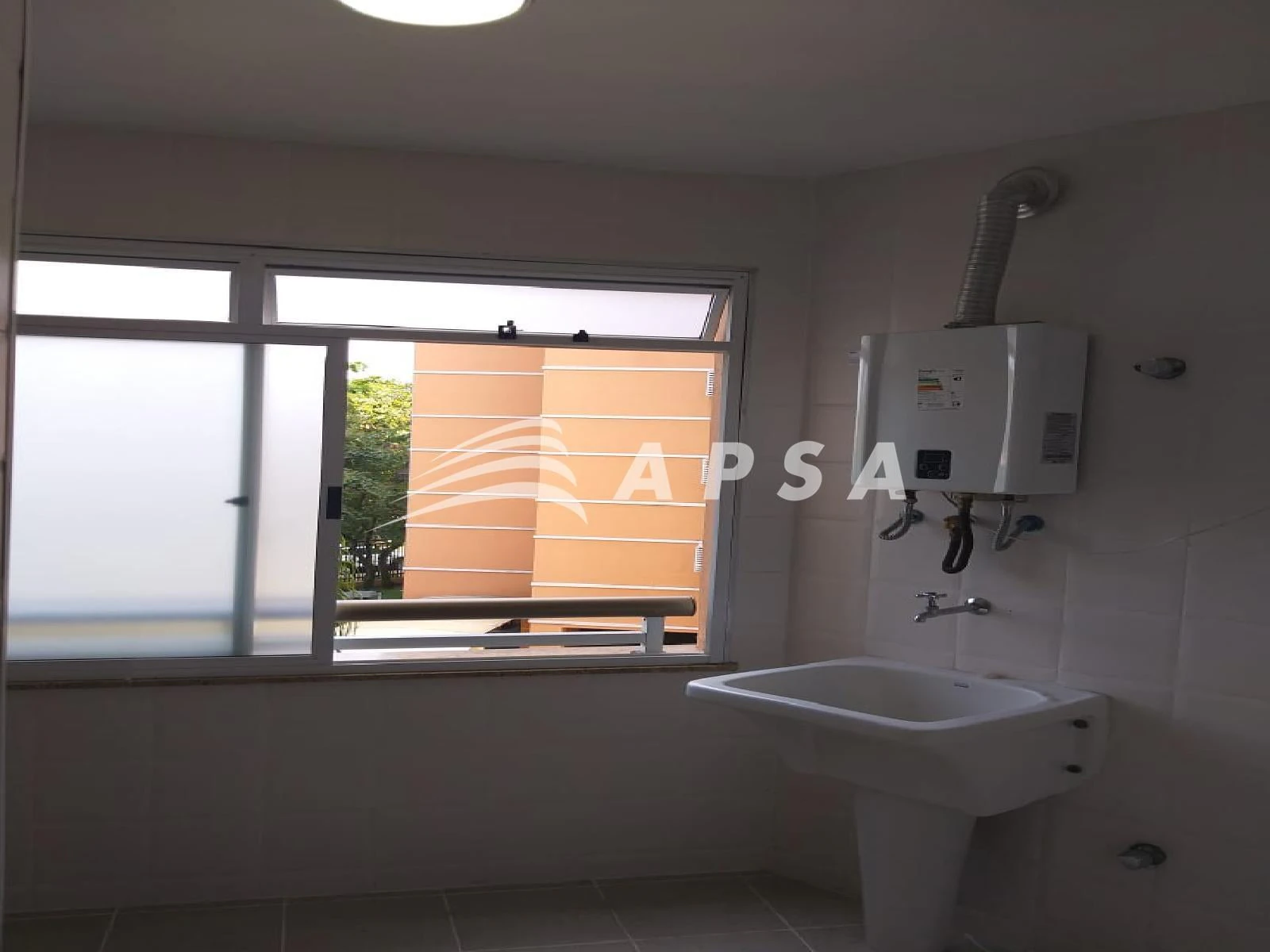 Furnished apartment, 99 m², with a glass-enclosed balcony — photo 16
