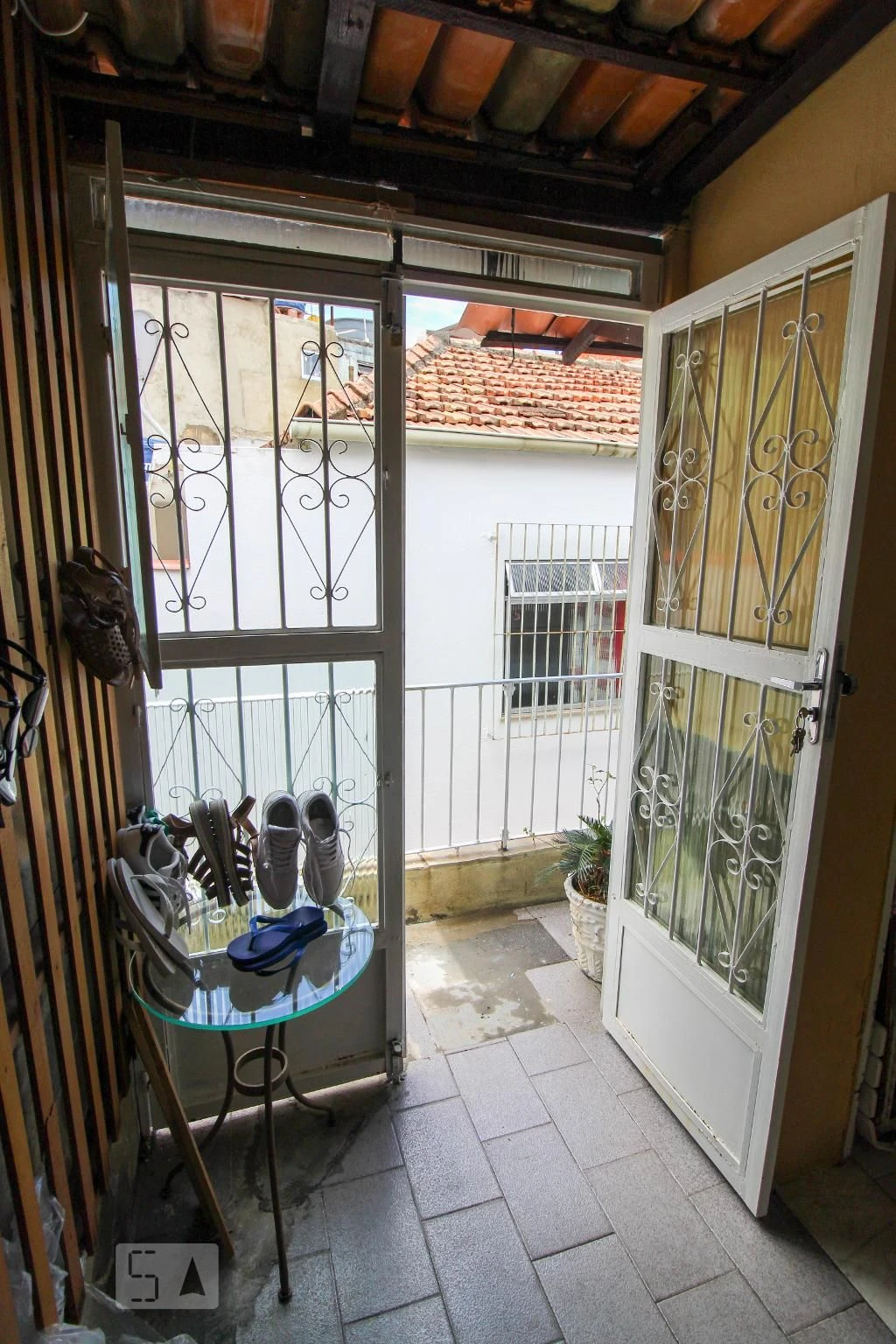 Furnished 2-bedroom apartment with balcony and laundry area — photo 30