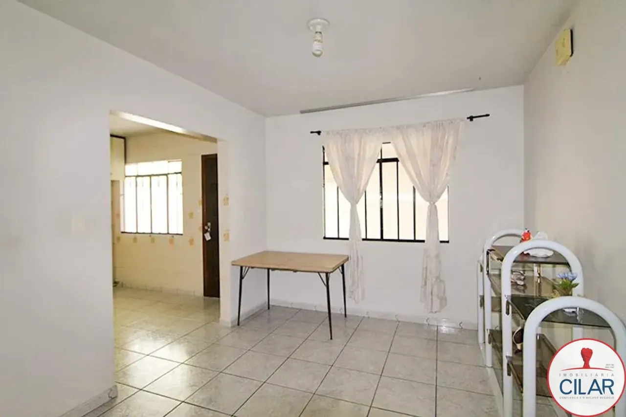 Casa com 4 quartos e 2 banheiros com fogão a gás