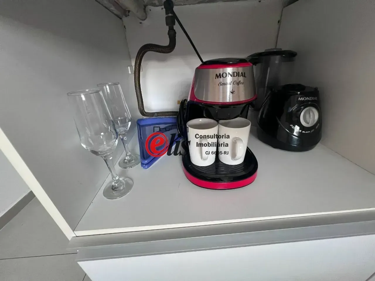 Furnished 1-bedroom apartment with compact kitchenette — photo 2