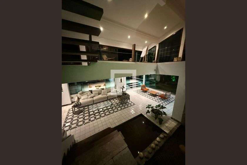 Casa com cozinha separada e 5 quartos