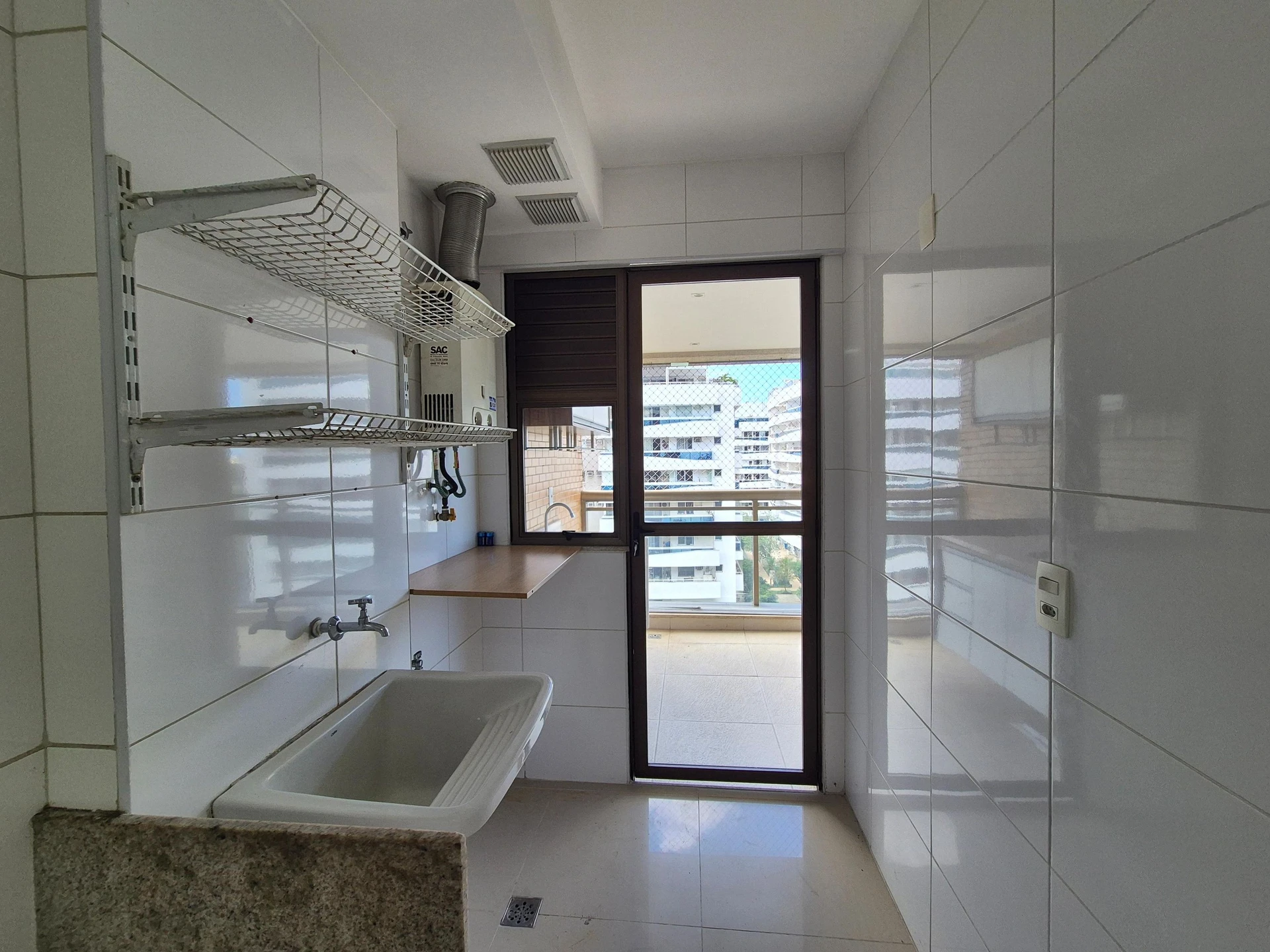 3-bedroom apartment with balcony and open-plan kitchen — photo 26