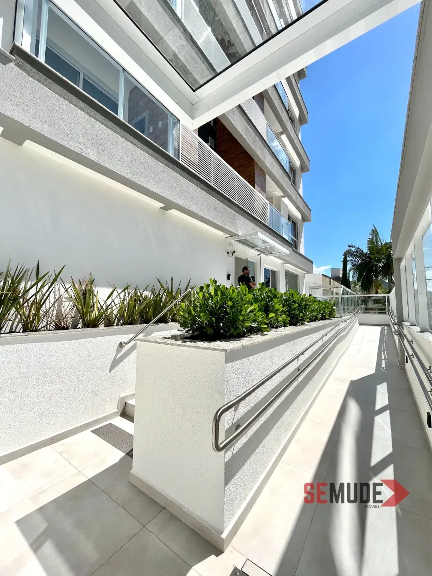 Furnished 1-bedroom apartment with a balcony grill — photo 7