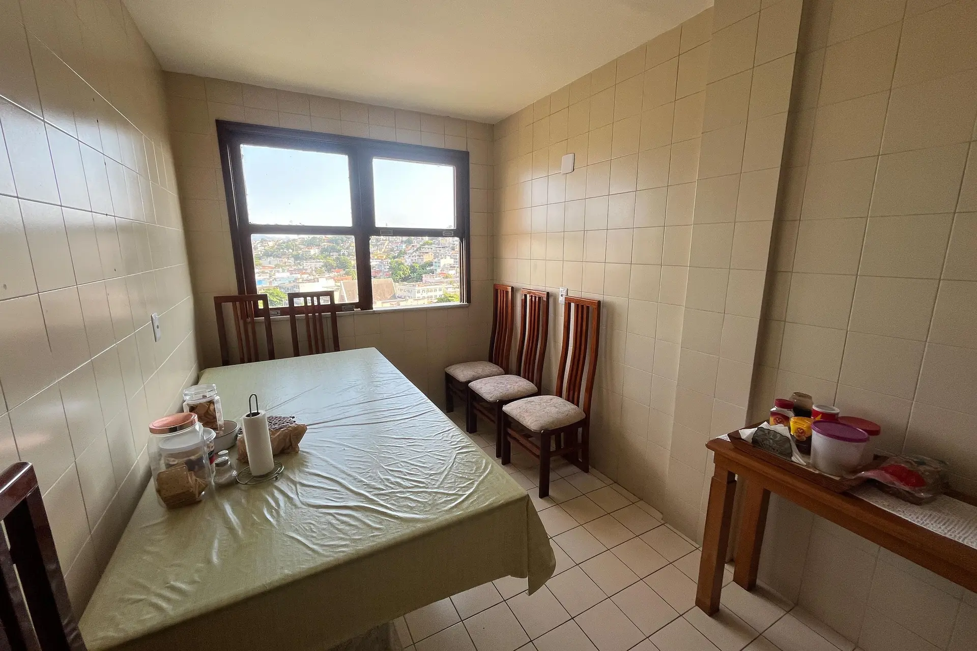 Furnished 3-bedroom apartment with laundry area — photo 55