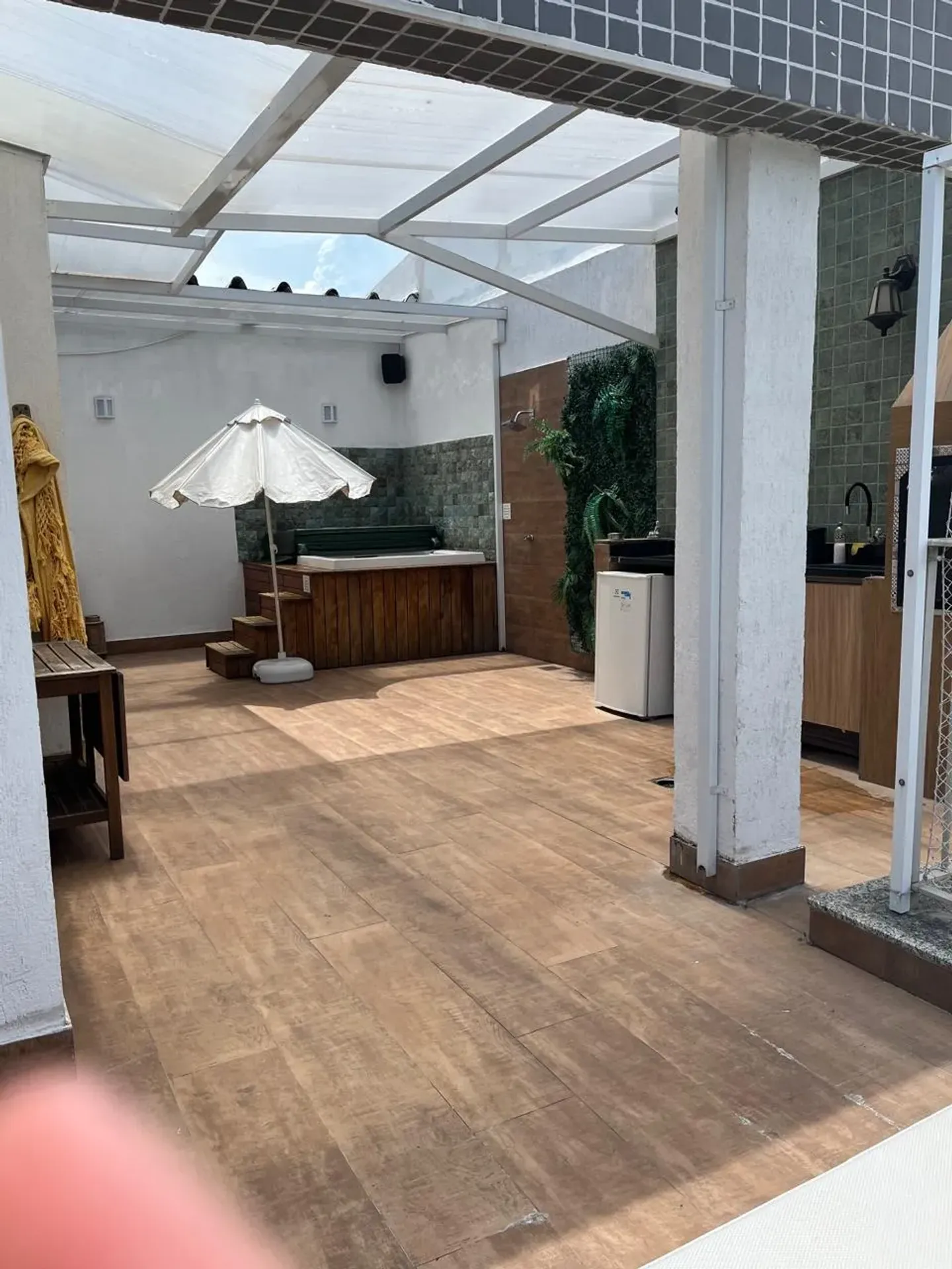 Furnished 3-bedroom apartment with glass balcony — photo 40