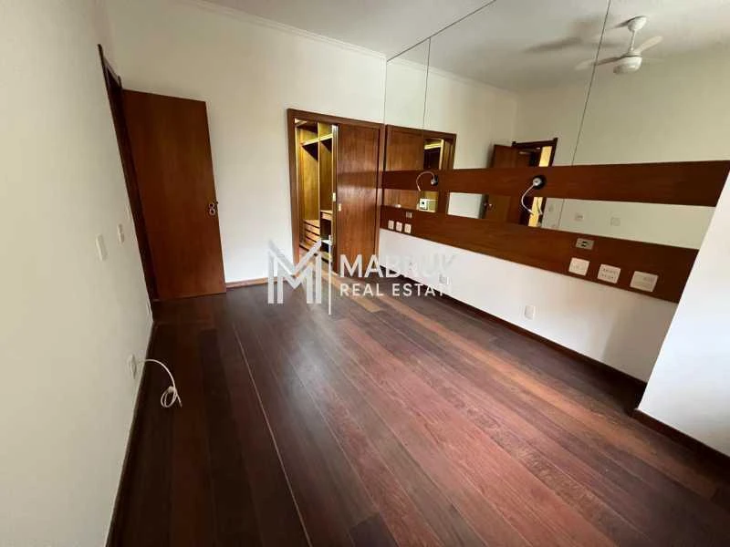 204 m² apartment with a balcony and 4 bedrooms — photo 2