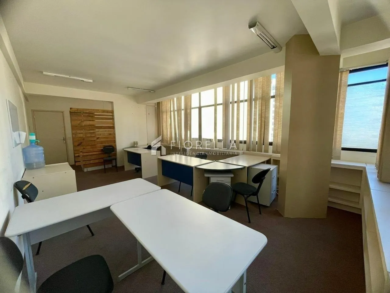 Unfurnished apartment with a home office and half-bath — photo 3