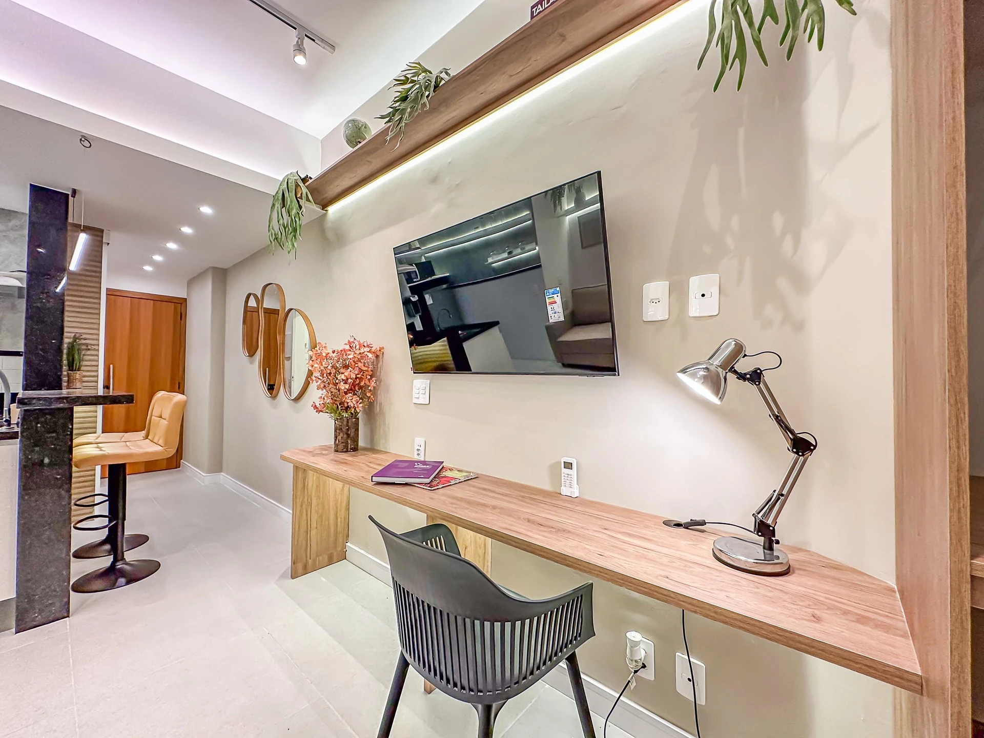 Furnished 1-bedroom apartment with an open-plan kitchen — photo 11