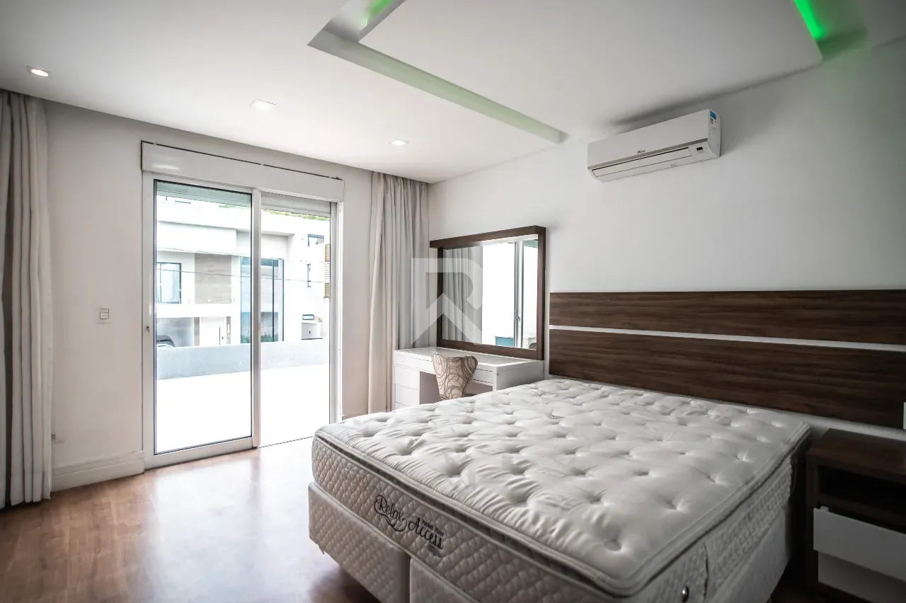 Furnished house with 4 bedrooms and 302 m² and a garden — photo 18