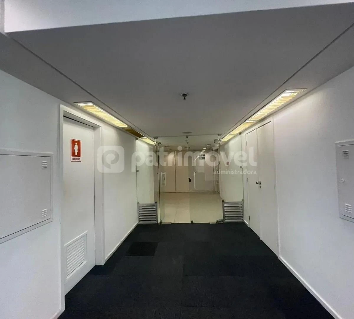 Apartamento de 957 m² com janelas do chão ao teto e vista — photo 20