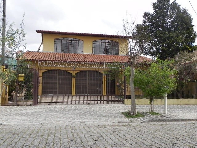 223 m² house with a bathtub and a glass-enclosed balcony — photo 3