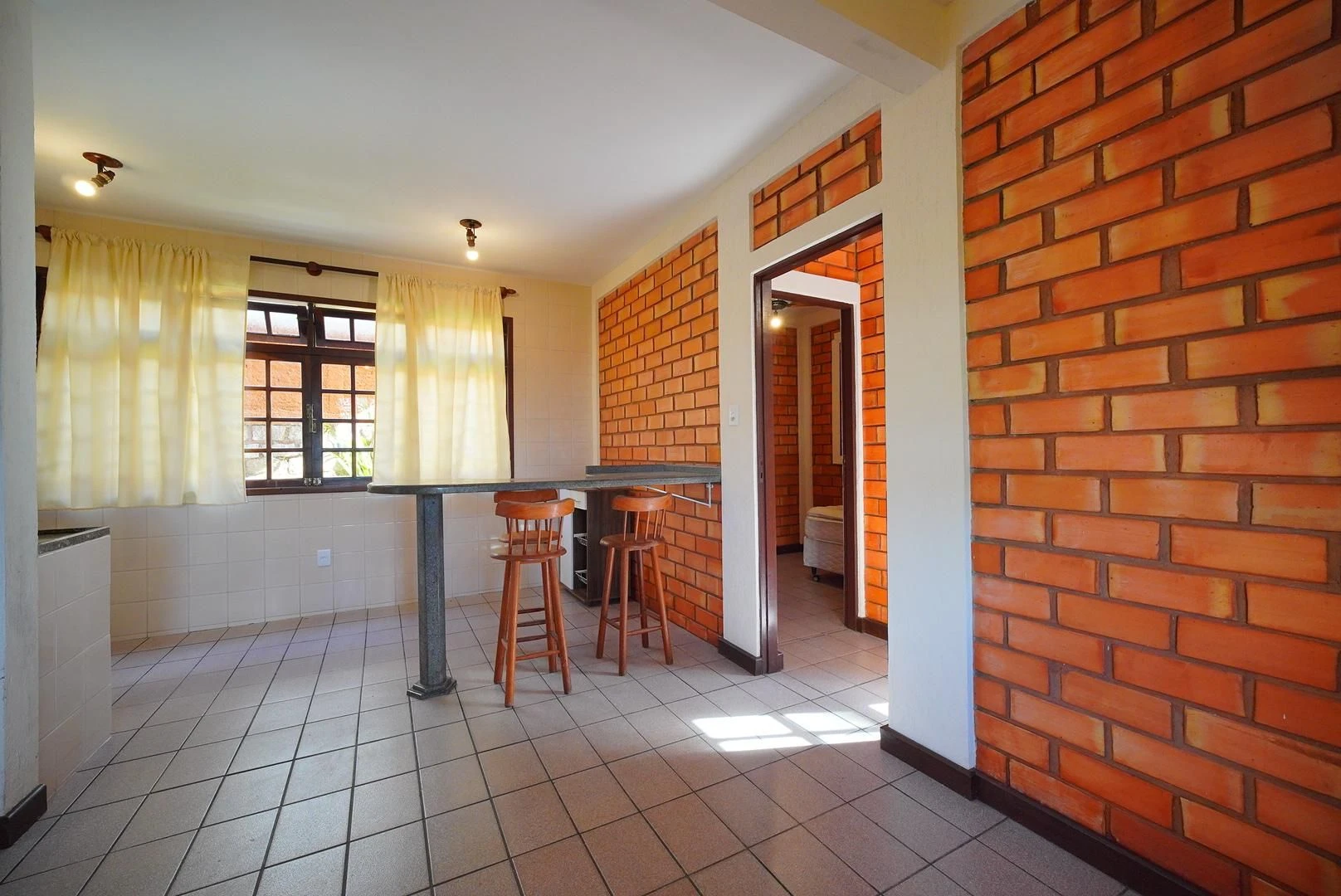 4-bedroom house with a garden — photo 2