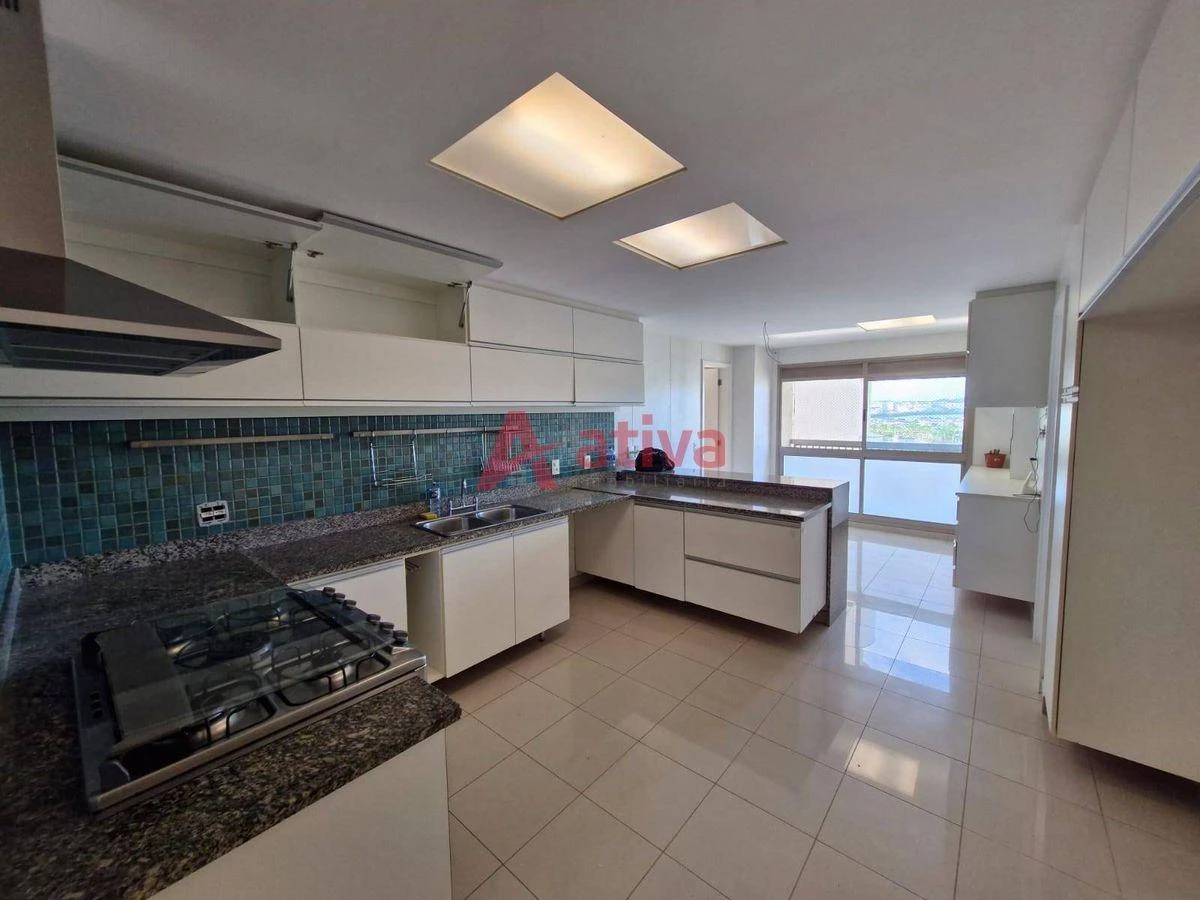 260 m² apartment with 4 en-suite bedrooms and laundry area — photo 31