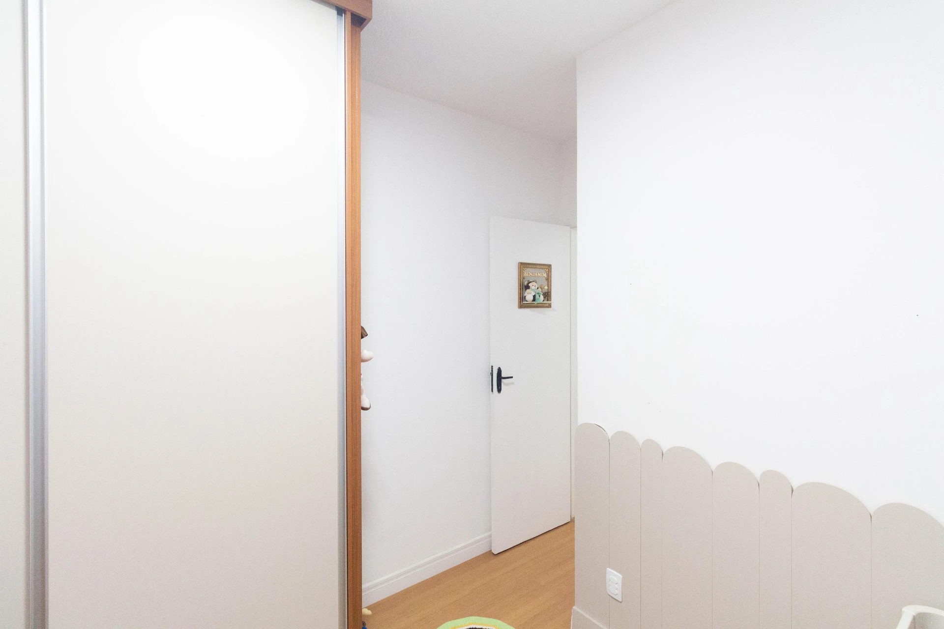 Balcony with a grill in a 2-bedroom house, 80 m² — photo 30